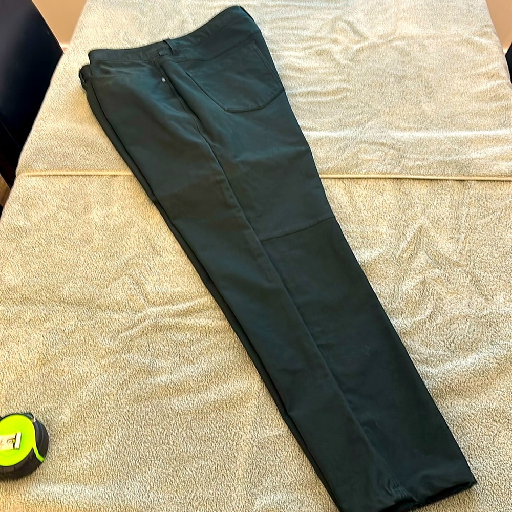 Men’s Dark Forest Green Lululemon ABC 5-pocket jeans! Mint! Size 36x30 Very nice
